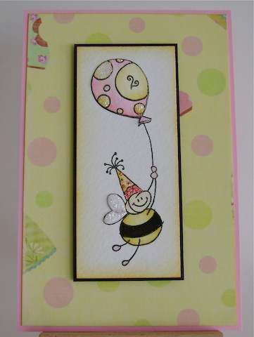 QFTD42 smiling bee with balloon and party hat