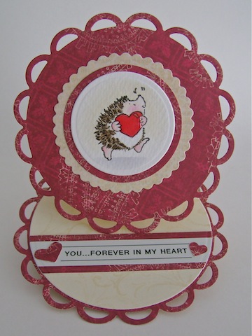 circle easel card with hedgie carrying a red heart